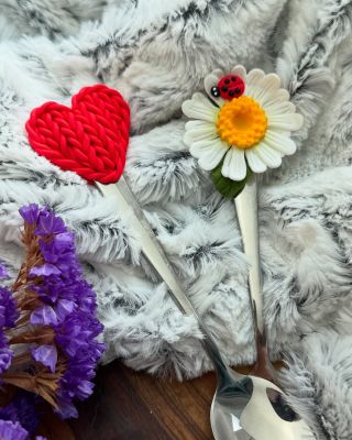 Lžičky modelované na přání😍 Kopretinka a pletené červené srdíčko❤️ #lzicka #polymerovahmota #polymer #myfimo #srdicko...