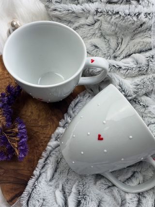 🎨 Ručně malované hrnečky s červeným srdíčkem a puntíky – nová barevná kombinace, která si vás získá na první pohled ❤️ Jak...